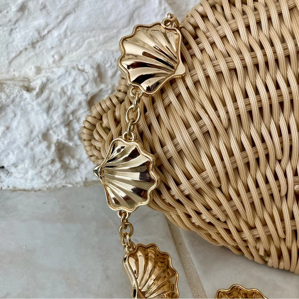 NWT Tommy Bahama seashell shaped woven rattan clam shaped clutch/handbag. - Picture 5 of 16